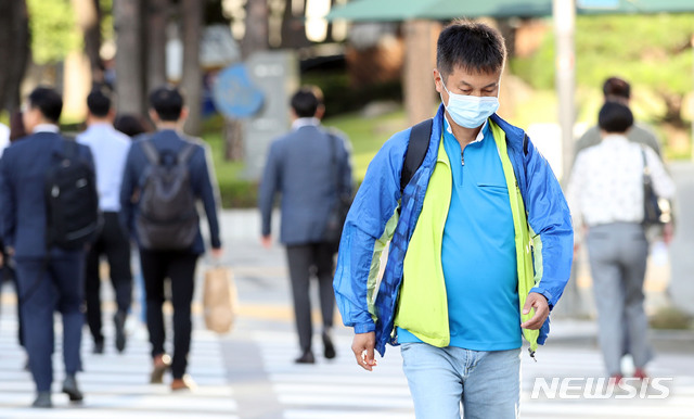 【서울=뉴시스】 박미소 기자 = 전국에 아침 기온이 크게 떨어지는 지난달 19일 오전 서울 중구 숭례문 앞 횡단보도에서 한 시민이 외투 두 벌을 겹쳐 입고 걷고 있다. 2019.09.19.&nbsp; misocamera@newsis.com