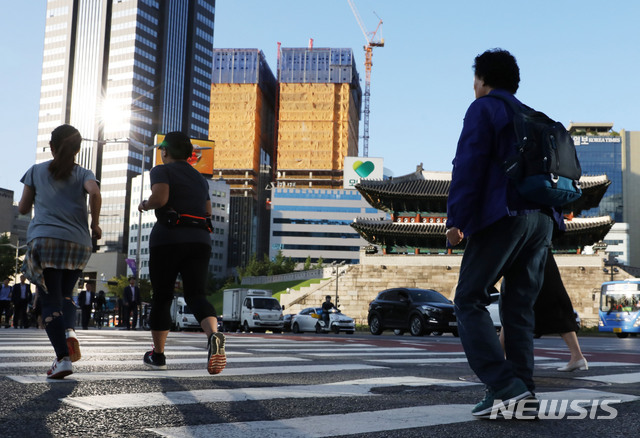 【서울=뉴시스】 박미소 기자 = 전국의 아침 기온이 크게 떨어진 지난 19일 오전 서울 중구 숭례문 앞 횡단보도에서 외투를 입은 시민들이 출근하고 있다. 2019.09.19. misocamera@newsis.com