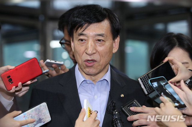 【서울=뉴시스】 박미소 기자 = 이주열 한국은행 총재가 19일 오전 서울 중구 한국은행 본관에 출근하며 미국 연방준비제도의 기준금리 인하와 관련해 입장을 밝히고 있다. 2019.09.19. misocamera@newsis.com