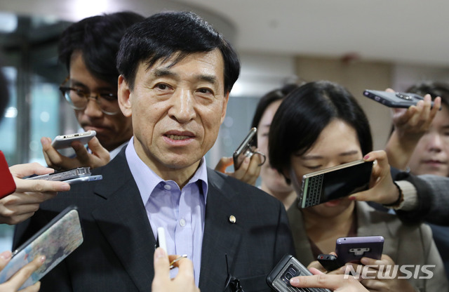 【서울=뉴시스】 박미소 기자 = 이주열 한국은행 총재가 지난달 서울 중구 한국은행 본관에 출근하며 미국 연방준비제도의 기준금리 인하와 관련해 입장을 밝히고 있다. 2019.09.19. misocamera@newsis.com