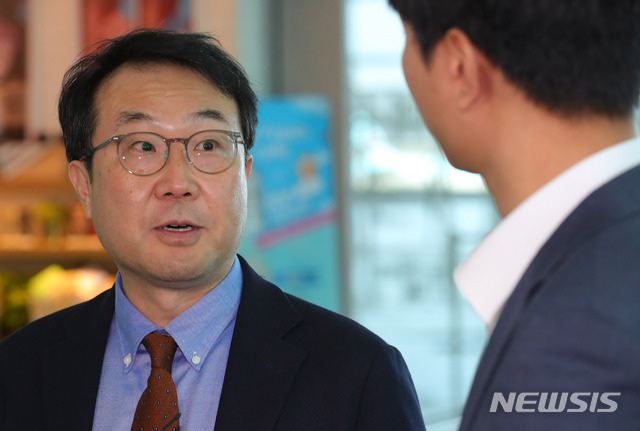 【인천공항=뉴시스】배훈식 기자 = 이도훈 외교부 한반도평화교섭본부장이 19일 오전 인천국제공항에서 미국 워싱턴으로 출국 전 취재진의 질문에 답하고 있다. 이 본부장은 스티브 비건 미 국무부 대북정책특별대표와 만나 한미 북핵수석대표 협의를 할 예정이다. 2019.09.19.  dahora83@newsis.com