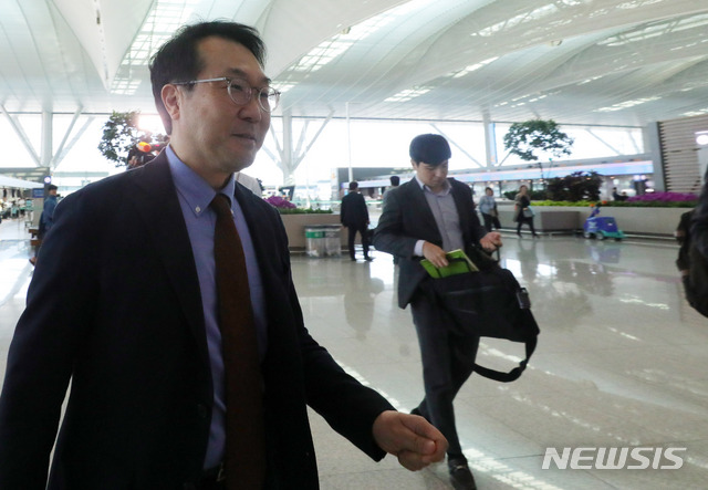 【인천공항=뉴시스】배훈식 기자 = 이도훈 외교부 한반도평화교섭본부장이 19일 오전 인천국제공항을 통해 미국 워싱턴으로 출국하고 있다. 이 본부장은 스티브 비건 미 국무부 대북정책특별대표와 만나 한미 북핵수석대표 협의를 할 예정이다. 2019.09.19. dahora83@newsis.com