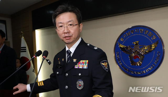 【수원=뉴시스】 고범준 기자 = 반기수 화성연쇄살인사건 수사본부장(경기남부청 2부장)이 19일 오전 경기 수원시 장안구 경기남부지방경찰청에서 '화성 연쇄살인 사건' 관련 브리핑을 하고 있다. 화성 연쇄살인사건은 지난 1986년부터 1991년까지 경기도 화성시 4개 읍·면에서 10명의 여성이 희생된 희대의 연쇄살인사건이다. 2019.09.19.&nbsp; bjko@newsis.com