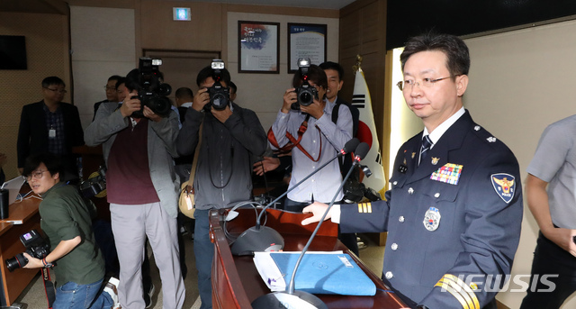 【수원=뉴시스】 고범준 기자 = 반기수 화성연쇄살인사건 수사본부장(경기남부청 2부장)이 19일 오전 경기 수원시 장안구 경기남부지방경찰청에서 '화성 연쇄살인 사건' 관련 브리핑을 하고 있다.화성 연쇄살인사건은 지난 1986년부터 1991년까지 경기도 화성시 4개 읍·면에서 10명의 여성이 희생된 희대의 연쇄살인사건이다. 2019.09.19. bjko@newsis.com