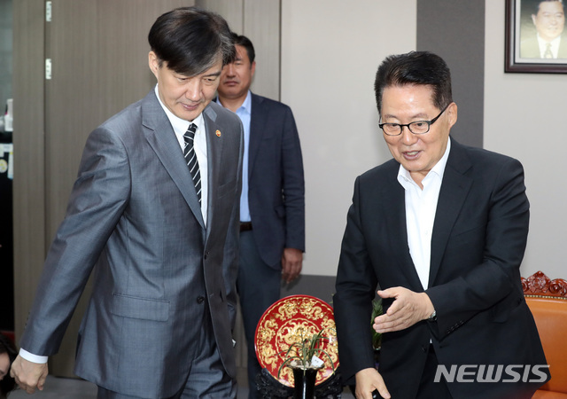 【서울=뉴시스】 박영태 기자 = 대안정치연대 박지원 의원이 19일 오전 서울 여의도 국회 의원회관 사무실을 찾은 조국 법무부장관을 만나 인사를 나누고 있다. 2019.09.19.since1999@newsis.com