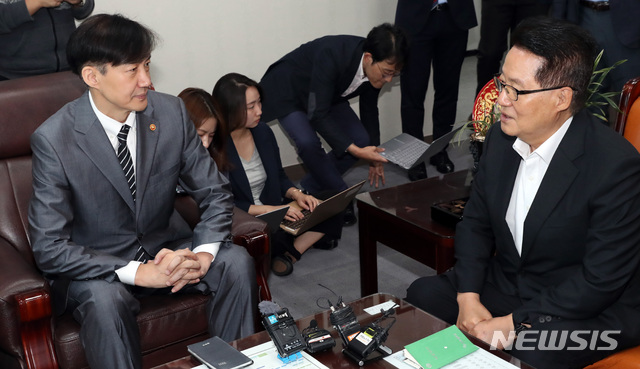 【서울=뉴시스】 박영태 기자 = 대안정치연대 박지원 의원이 19일 오전 서울 여의도 국회 의원회관 사무실을 찾은 조국 법무부장관을 만나 이야기를 나누고 있다. 2019.09.19. since1999@newsis.com