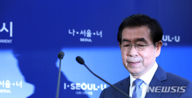 【서울=뉴시스】 박미소 기자 = 박원순 서울시장이 19일 오전 서울 중구 서울시청 브리핑룸에서 광화문 광장 재조성사업 관련 브리핑을 하기 위해 단상을 오르고 있다.2019.09.19.&nbsp; misocamera@newsis.com