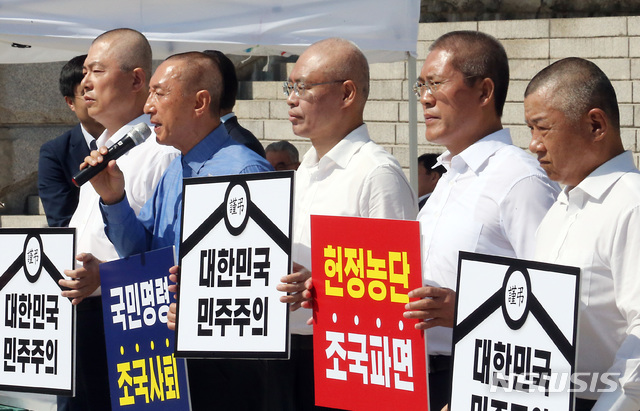 【서울=뉴시스】이종철 기자 = 19일 서울 여의도 국회 본관 앞 계단에서 왼쪽부터 자유한국당 이만희, 김석기, 최교일, 송석준, 장석춘 의원이 조국 사퇴 촉구 단체 삭발식을 한뒤 심각한 모습으로 발언하고 있다. 2019.09.19. jc4321@newsis.com