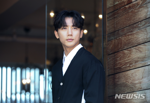 【서울=뉴시스】조수정 기자 = KBS2 주말드라마 '세상에서 제일 예쁜 내 딸' 배우 기태영이 19일 서울 을지로에서 인터뷰에 앞서 포즈를 취하고 있다. 2019.09.19. chocrystal@newsis.com