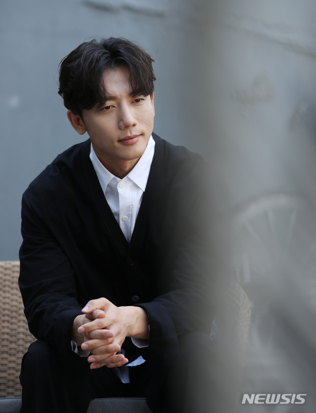 【서울=뉴시스】조수정 기자 = KBS2 주말드라마 '세상에서 제일 예쁜 내 딸' 배우 기태영이 19일 서울 을지로에서 인터뷰에 앞서 포즈를 취하고 있다. 2019.09.19. chocrystal@newsis.com