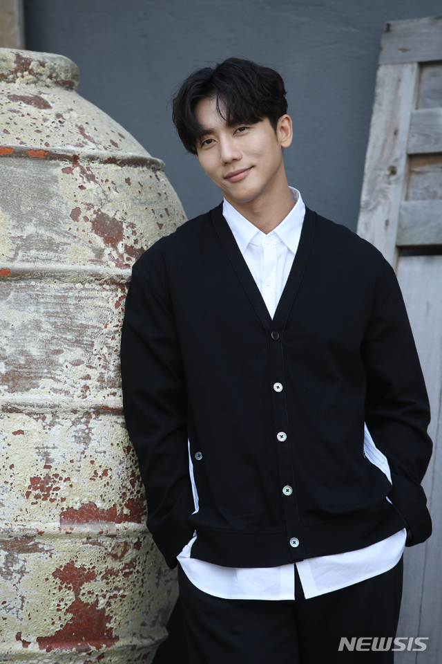 【서울=뉴시스】조수정 기자 = KBS2 주말드라마 '세상에서 제일 예쁜 내 딸' 배우 기태영이 19일 서울 을지로에서 인터뷰에 앞서 포즈를 취하고 있다. 2019.09.19. chocrystal@newsis.com