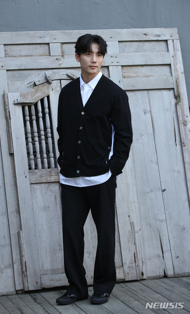 【서울=뉴시스】조수정 기자 = KBS2 주말드라마 '세상에서 제일 예쁜 내 딸' 배우 기태영이 19일 서울 을지로에서 인터뷰에 앞서 포즈를 취하고 있다. 2019.09.19. chocrystal@newsis.com