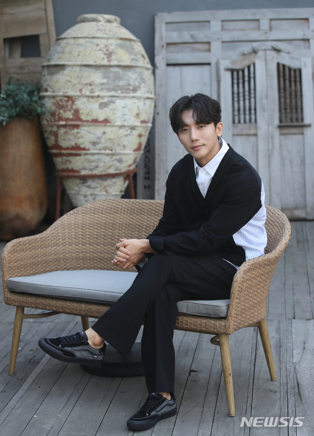 【서울=뉴시스】조수정 기자 = KBS2 주말드라마 '세상에서 제일 예쁜 내 딸' 배우 기태영이 19일 서울 을지로에서 인터뷰에 앞서 포즈를 취하고 있다. 2019.09.19. chocrystal@newsis.com