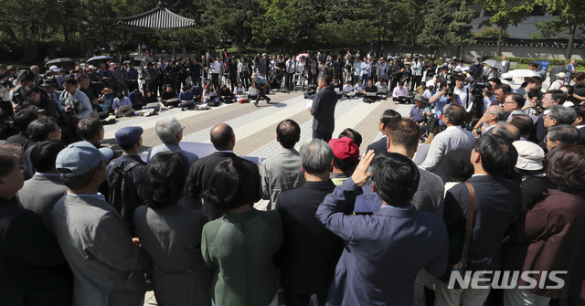 【서울=뉴시스】최진석 기자 = 사회정의를 바라는 전국교수모임(정교모) 회원들이 19일 서울 청와대 분수대 앞에서 '조국 법무부 장관 교체를 요구하는 기자회견'을 하고 있다. 2019.09.19. myjs@newsis.com