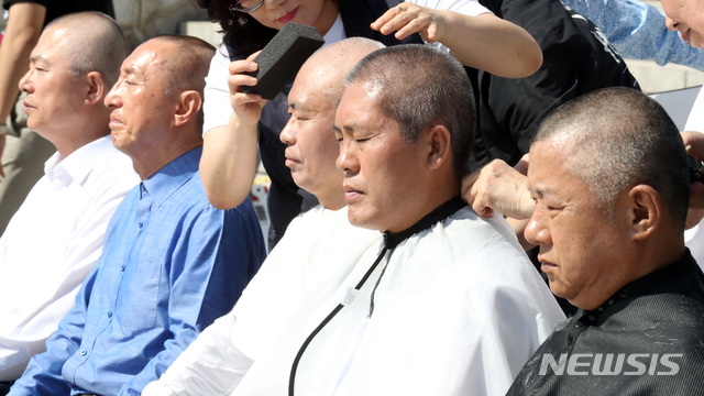 【서울=뉴시스】 박영태 기자 = 자유한국당 의원들이 19일 오전 서울 여의도 국회 본청 계단앞에서 조국 법무부장관 사퇴와 문재인 정권을 규탄하며 삭발을 하고 있다. 오른쪽부터 장석춘, 송석준, 최교일, 김석기, 이만희 의원. 2019.09.19.since1999@newsis.com