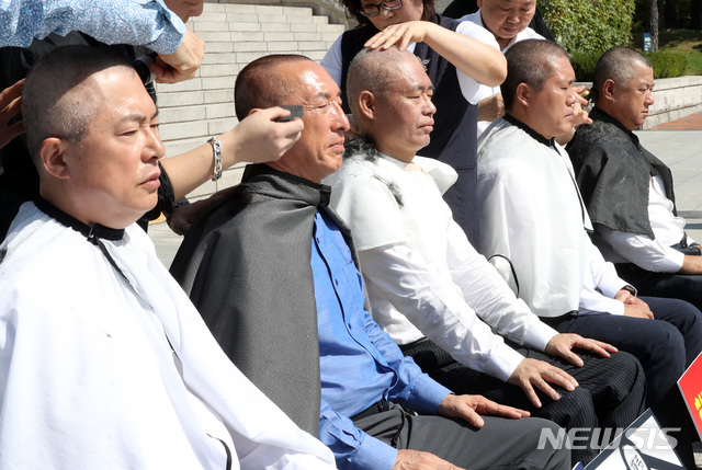 【서울=뉴시스】 박영태 기자 = 자유한국당 의원들이 19일 오전 서울 여의도 국회 본청 계단앞에서 조국 법무부장관 사퇴와 문제인 정권을 규탄하며 삭발을 하고 있다. 오른쪽부터 장석춘, 송석준, 최교일, 김석기, 이만희 의원. 2019.09.19.since1999@newsis.com