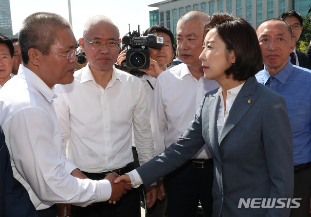 【서울=뉴시스】 박영태 기자 = 자유한국당 나경원 원내대표가 19일 오전 서울 여의도 국회 본청 계단앞에서 조국 법무부장관 사퇴와 문제인 정권을 규탄하며 삭발을 한 의원들을 격려하고 있다. 왼쪽부터 송석준, 최교일, 이만희 의원, 나경원 원내대표, 김석기 의원. 2019.09.19.since1999@newsis.com