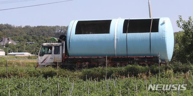 【연천=뉴시스】 전진환 기자 = 19일 오전 아프리카돼지열병(ASF)이 발생한 경기도 연천군의 한 돼지 농장으로 돼지 매몰용 탱크을 실은 트럭이 들어가고 있다 2019.09.19. amin2@newsis.com