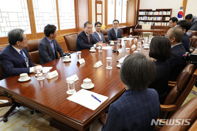 【서울=뉴시스】전신 기자 = 문재인 대통령이 19일 청와대 본관 집무실에서 열린 200만호 특허증 및 100만호 디자인등록증 수여식에을 마친 후 참석자들과 환담하고 있다. 2019.09.19. photo1006@newsis.com