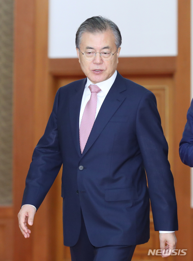 【서울=뉴시스】전신 기자 = 문재인 대통령이 19일 청와대 본관 집무실에서 열린 200만호 특허증 및 100만호 디자인등록증 수여식에 입장하고 있다. 2019.09.19.  photo1006@newsis.com