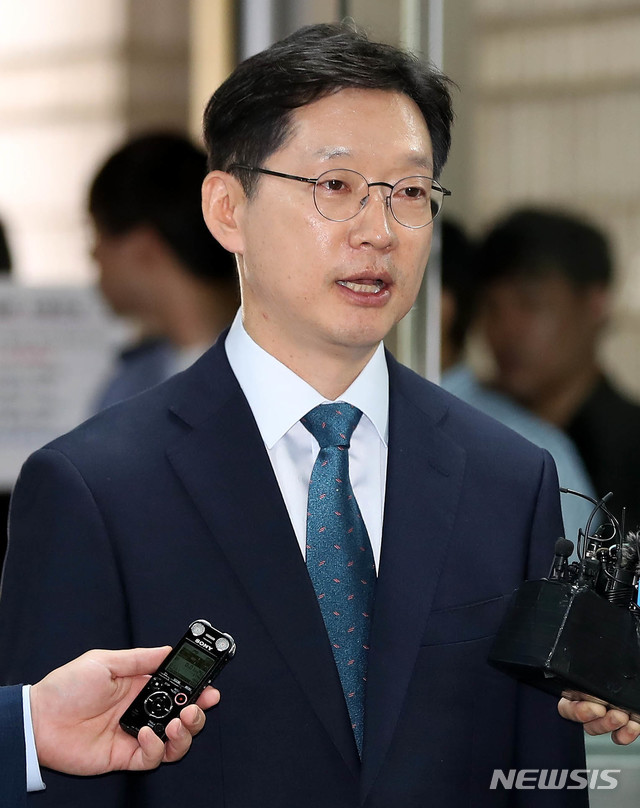 【서울=뉴시스】추상철 기자 = 김경수 경남도지사가 19일 오후 서울 서초구 서울중앙지방법원에서 '드루킹 댓글 조작 사건'과 관련 항소심 11차 공판에 출석하며 취재진 질문에 답변하고 있다. 2019.09.19. scchoo@newsis.com