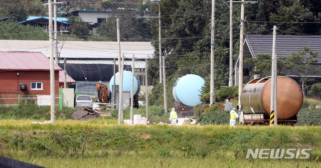 【연천=뉴시스】 전진환 기자 = 19일 오전 아프리카돼지열병(ASF)이 발생한 경기도 연천군의 한 돼지농장으로 돼지 매몰용 탱크를 싣은 트럭이 들어가고 있다 2019.09.19. amin2@newsis.com