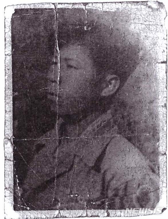 【서울=뉴시스】국방부는 지난 5월 22일 DMZ내 화살머리고지 일대에서 완전유해 형태로 발굴된 유해가 고 김기봉 이등중사로 신원이 최종 확인되었다고 19일 밝혔다. 사진은 고인의 생존 당시 모습. 2019.09.19. (사진=국방부 제공) photo@newsis.com