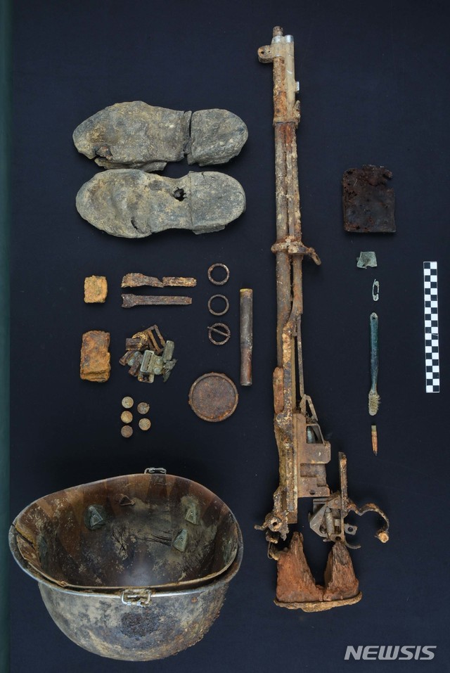 【서울=뉴시스】국방부는 지난 5월 22일 DMZ내 화살머리고지 일대에서 완전유해 형태로 발굴된 유해가 고 김기봉 이등중사로 신원이 최종 확인되었다고 19일 밝혔다. 사진은 고인의 유해 발견 당시 유품. 2019.09.19. (사진=국방부 제공) photo@newsis.com