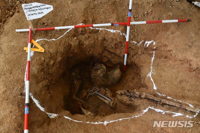 【서울=뉴시스】국방부는 지난 5월 22일 DMZ내 화살머리고지 일대에서 완전유해 형태로 발굴된 유해가 고 김기봉 이등중사로 신원이 최종 확인되었다고 19일 밝혔다. 사진은 고인의 유해 발굴 현장 모습. 2019.09.19. (사진=국방부 제공)&nbsp; photo@newsis.com