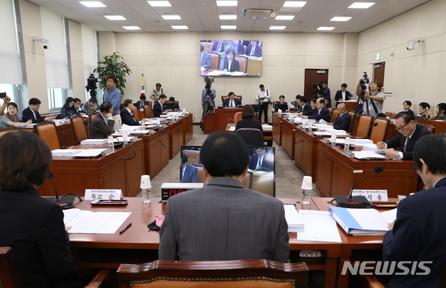 【서울=뉴시스】고승민 기자 = 19일 서울 여의도 국회에서 국방위원회 병역거부자 대체복무 관련 법률안에 대한 공청회가 열리고 있다. 2019.09.19.kkssmm99@newsis.com