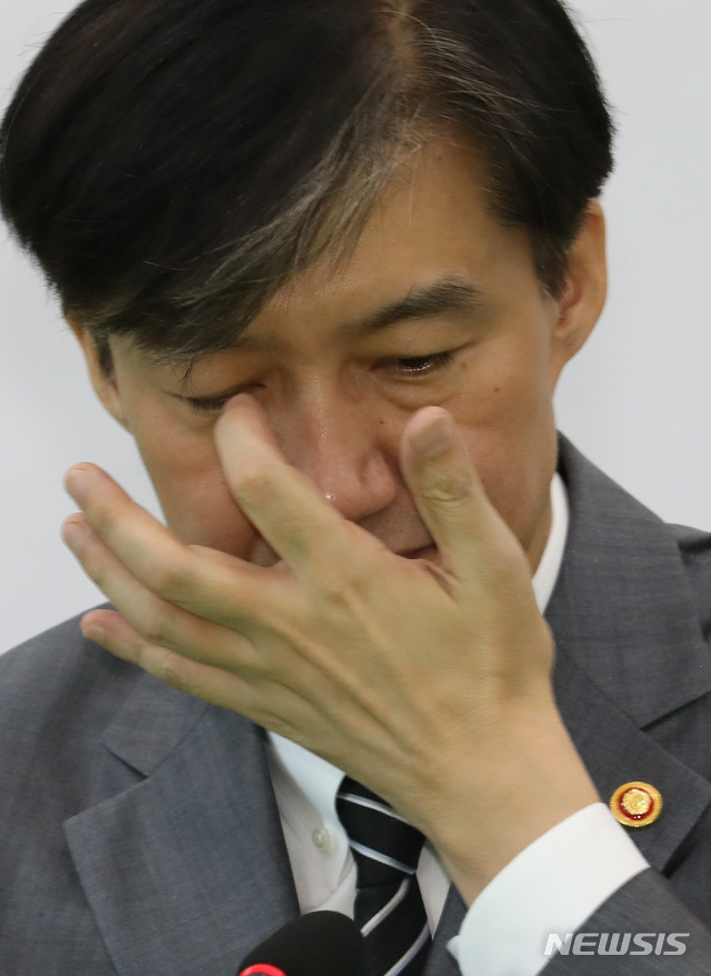 【서울=뉴시스】김명원 기자 = 지난 19일 오전 국회 민주평화당 대표실에 신임 인사차 찾은 조국 법무부 장관이 정동영 대표와 이야기를 나누는 가운데 얼굴을 만지고 있다. 2019.09.19. kmx1105@newsis.com