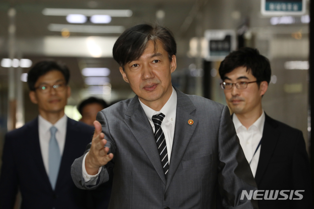 【서울=뉴시스】김명원 기자 = 19일 오전 신임 인사차 국회를 찾은 조국 법무부 장관이 민주평화당 대표실로 있다. 2019.09.19. kmx1105@newsis.com