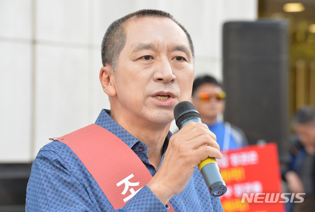 【울산=뉴시스】배병수 기자 = 김기현 전 울산시장이 19일 오후 울산시 남구 롯데백화점 앞 광장에서 조국 법무부 장관의 파면을 촉구하며 삭발식이 끝난 뒤 입장을 밝히고 있다. 2019.09.19.&nbsp; bbs@newsis.com 