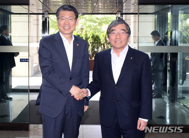 【서울=뉴시스】배훈식 기자 = 은성수(왼쪽) 신임 금융위원장과 윤석헌 금융감독원장이 19일 오후 서울 영등포구 금감원 본원에서 악수하고 있다. 2019.09.19. photo@newsis.com