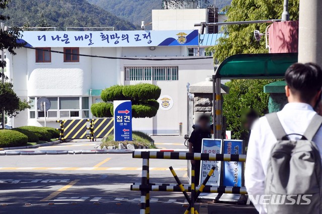 【부산=뉴시스】 하경민 기자 = 역사상 최악의 미제사건인 화성연쇄살인사건의 유력 용의자로 지목된 이모(56)씨가 부산 강서구 대저동 부산교도소에서 1995년부터 수감 중이다. 사진은 부산교도소 정문 모습. 2019.09.19. yulnetphoto@newsis.com