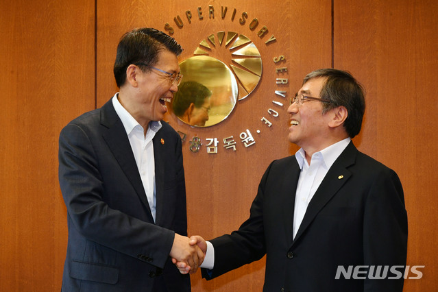 【서울=뉴시스】배훈식 기자 = 은성수(왼쪽) 신임 금융위원장이 19일 오후 서울 영등포구 금융감독원을 찾아 윤석헌 금융감독원장과 악수를 하고 있다. 금융위원장이 취임후 금감원을 직접 찾은 것은 지난 2015년 3월 임종룡 전 위원장이 진웅섭 전 금감원장을 만난 후 4년만이다. 2019.09.19. photo@newsis.com