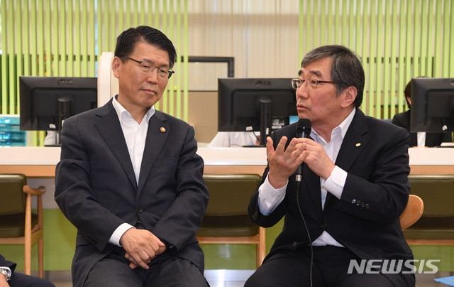 【서울=뉴시스】배훈식 기자 = 은성수(왼쪽) 신임 금융위원장이 19일 오후 서울 영등포구 금융감독원 본원을 방문, 윤석헌 금감원장과 첫 회동하고 있다. 2019.09.19.&nbsp; photo@newsis.com 