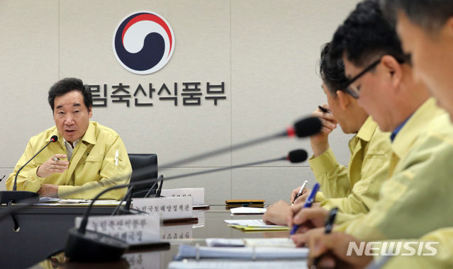 【세종=뉴시스】강종민 기자 = 이낙연 국무총리가 19일 오후 정부세종청사 농림축산식품부 아프리카돼지열병 중앙사고수습본부 상황실을 찾아 ASF현황과 방역상황을 점검하고 있다. 2019.09.19. ppkjm@newsis.com