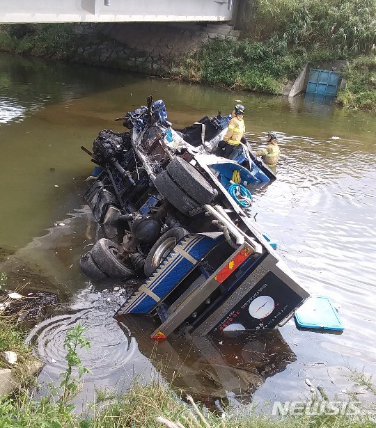 【해남=뉴시스】변재훈 기자 = 19일 오후 3시께 전남 해남군 북일면 한 다리에서 박모(36)씨의 2.5t 활어차가 배모(54)씨가 몰던 1t 트럭과 충돌한 뒤 다리 난간을 뚫고 3m 아래 하천으로 추락했다. 이 사고로 두 차량 운전자와 활어차 동승자 김모(32)씨 등 3명이 크게 다쳤다. 2019.09.19. (사진=해남소방 제공)photo@newsis.com