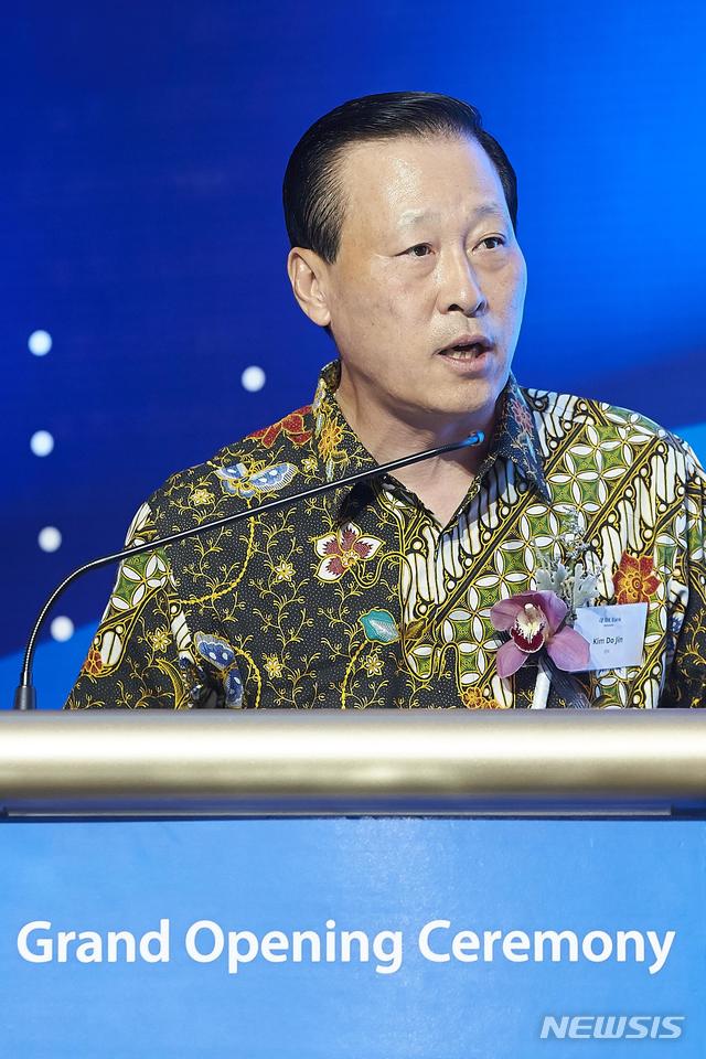 【서울=뉴시스】지난 19일 인도네시아 자카르타 샹그릴라 호텔에서 열린 IBK인도네시아은행 출범식에서 김도진 IBK기업은행장이 기념사를 하고 있다. (사진= IBK기업은행 제공)photo@newsis.com