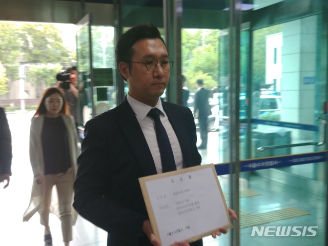 【서울=뉴시스】김정현 수습기자 = 이른바 '호날두 노쇼' 사건 피해자의 법률대리인을 맡은 김민기 변호사가 20일 오전 서울 수서경찰서에 주최사 더페스타, 한국축구연맹, NH티켓링크를 상대로 한 피해자들의 형사고소장을 제출하고 있다. 2019.09.20 