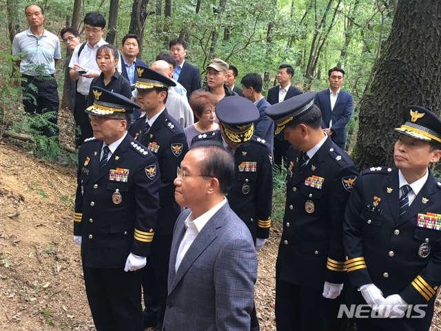 【대구=뉴시스】배소영 기자 = 민갑룡 경찰청장이 20일 대구시 달서구 와룡산 개구리소년 유해 발굴 현장 찾았다. 2019.09.20. soso@newsis.com