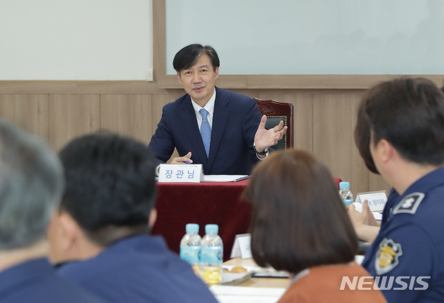 【서울=뉴시스】 조국 법무부 장관이 20일 오후 경기 의정부에 위치한 의정부교도소를 찾아 직원들과 의견을 나누고 있다. 2019.09.20. (사진=법무부 제공)