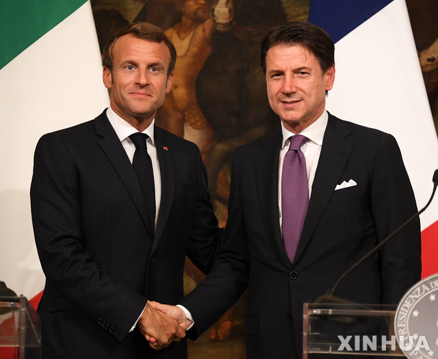 【유엔본부 =AP/뉴시스】 19일 개막한 유엔총회에서 주세페 콘테 이탈리아 총리와 만나 악수하는 에마뉘엘 마크롱 프랑스대통령. 그는 기후행동정상회의에서 연설하면서 세계 각국이 무역 품목을 정하거나 해외 공장 건설등 주요 경제정책에 항시 기후변화를 염두에 두고 임해야 한다고 강조했다.&nbsp; 