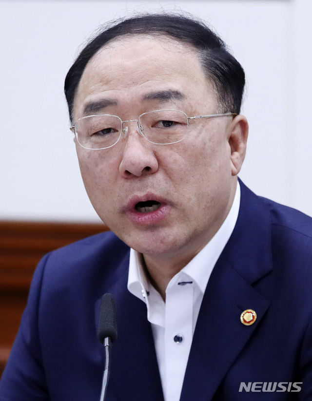 【서울=뉴시스】 박미소 기자 = 홍남기 경제부총리 겸 기획재정부 장관이 20일 오전 서울 종로구 정부서울청사에서 열린 '제207차 대외경제장관회의'에서 모두발언을 하고 있다.2019.09.20.&nbsp; misocamera@newsis.com