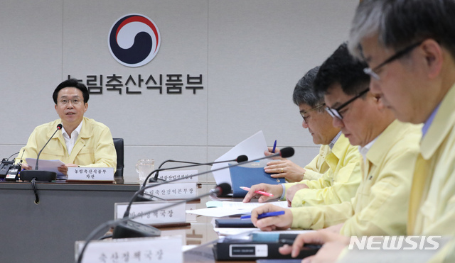 【세종=뉴시스】강종민 기자 = 20일 오전 정부세종청사 농림축산식품부 아프리카돼지열병(ASF) 상황실에서 열린 ASF 방역상황 일일 점검회의에서 이재욱 차관이 모두발언을 하고 있다. 2019.09.20. ppkjm@newsis.com