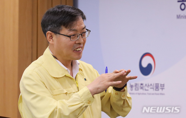 【세종=뉴시스】강종민 기자 = 박병홍 농림축산식품부 식품산업정책실장이 20일 오전 정부세종청사에서 아프리카돼지열병 방역 추진상황을 브리핑 하고 있다. 2019.09.20.&nbsp; ppkjm@newsis.com