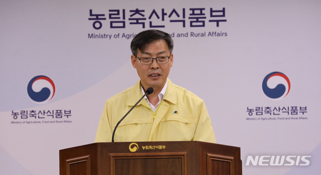 【세종=뉴시스】강종민 기자 = 박병홍 농림축산식품부 식품산업정책실장이 20일 오전 정부세종청사에서 아프리카돼지열병 방역 추진상황을 브리핑 하고 있다. 2019.09.20.&nbsp; ppkjm@newsis.com