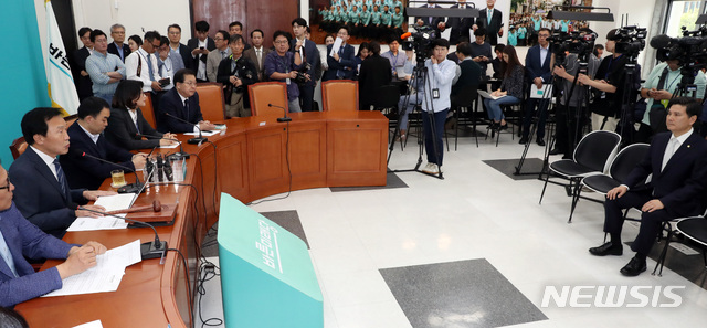 【서울=뉴시스】 박영태 기자 = 20일 오전 서울 여의도 국회에서 열린 바른미래당 최고위원회의에 비당권파인 지상욱 의원이 참석해 손학규 대표의 발언을 듣고 있다. 2019.09.19. since1999@newsis.com