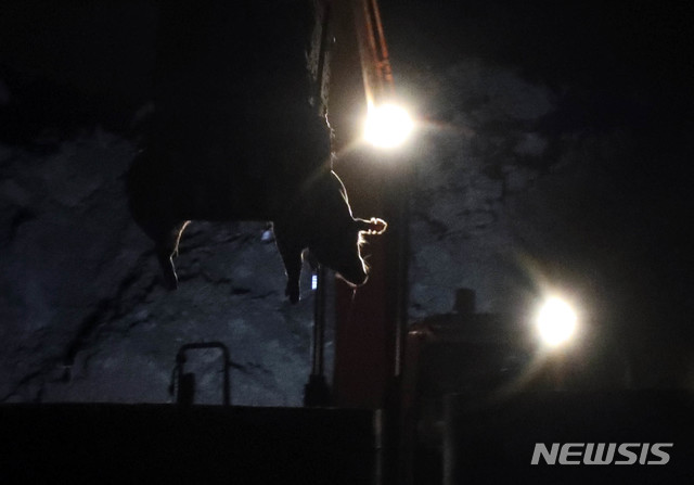 【파주=뉴시스】최진석 기자 = 17일 아프리카돼지열병(ASF)이 발생한 경기 파주 한 양돈농장에서 방역당국 관계자들이 돼지를 살처분을 하고 있다. 국내에서 아프리카돼지열병(ASF)이 처음으로 발생한 것으로 사람이 걸리진 않지만 돼지가 걸렸을 때 치사율이 최대 100%에 달하는 것으로 알려진 전염병이다. 구제역과 달리 아직 백신도 개발되지 않은 치명적 질병으로 예방차원에서 살처분 한다. 2019.09.21.myjs@newsis.com